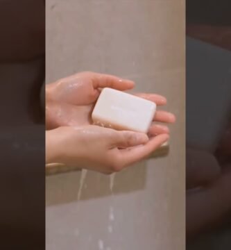 Comparativa ambiental entre shampoo en barra biodegradable para una vida más sostenible